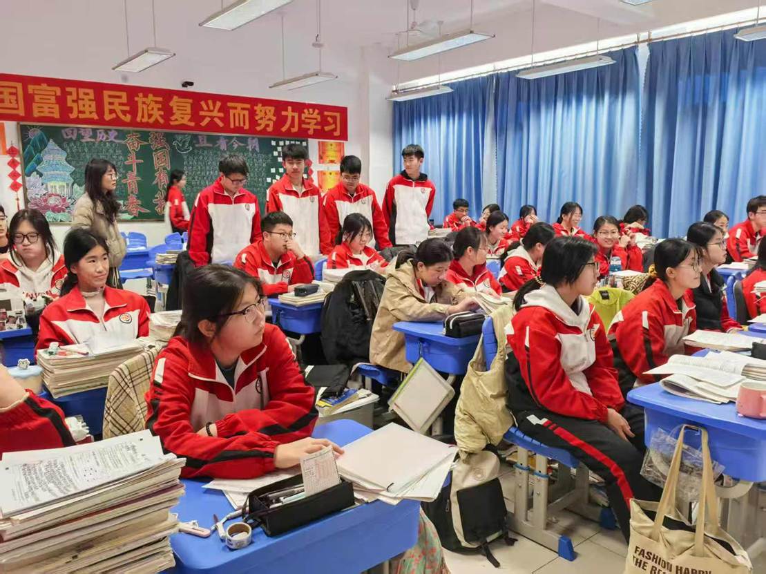 人们在看台上的人在房间里的一群人 AI 生成的内容可能不正确。