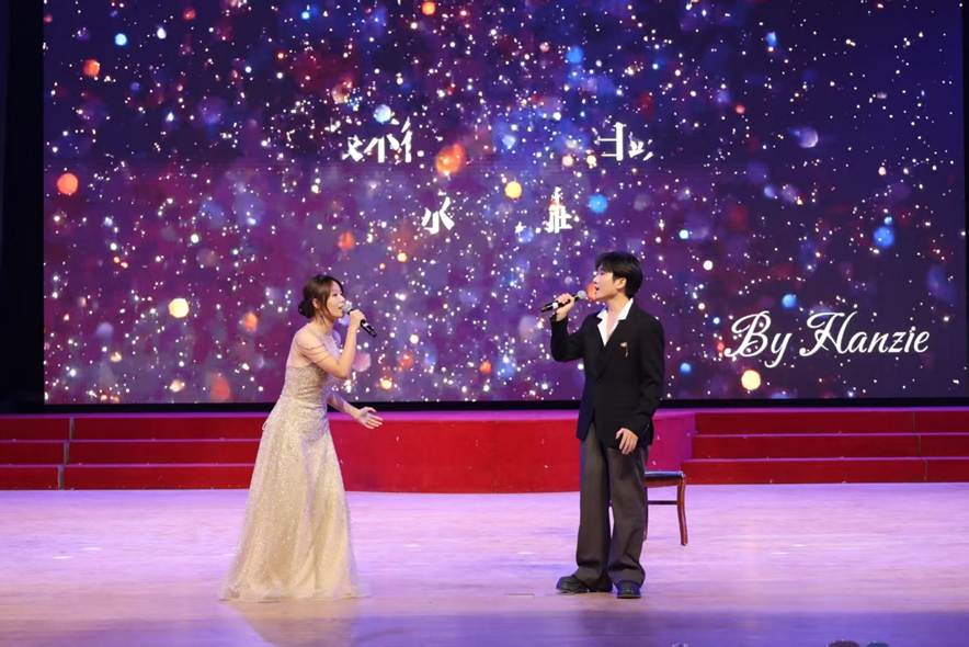 人站在台上 AI 生成的内容可能不正确。