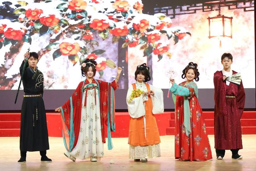 一群穿着黑色衣服的人在跳舞 AI 生成的内容可能不正确。