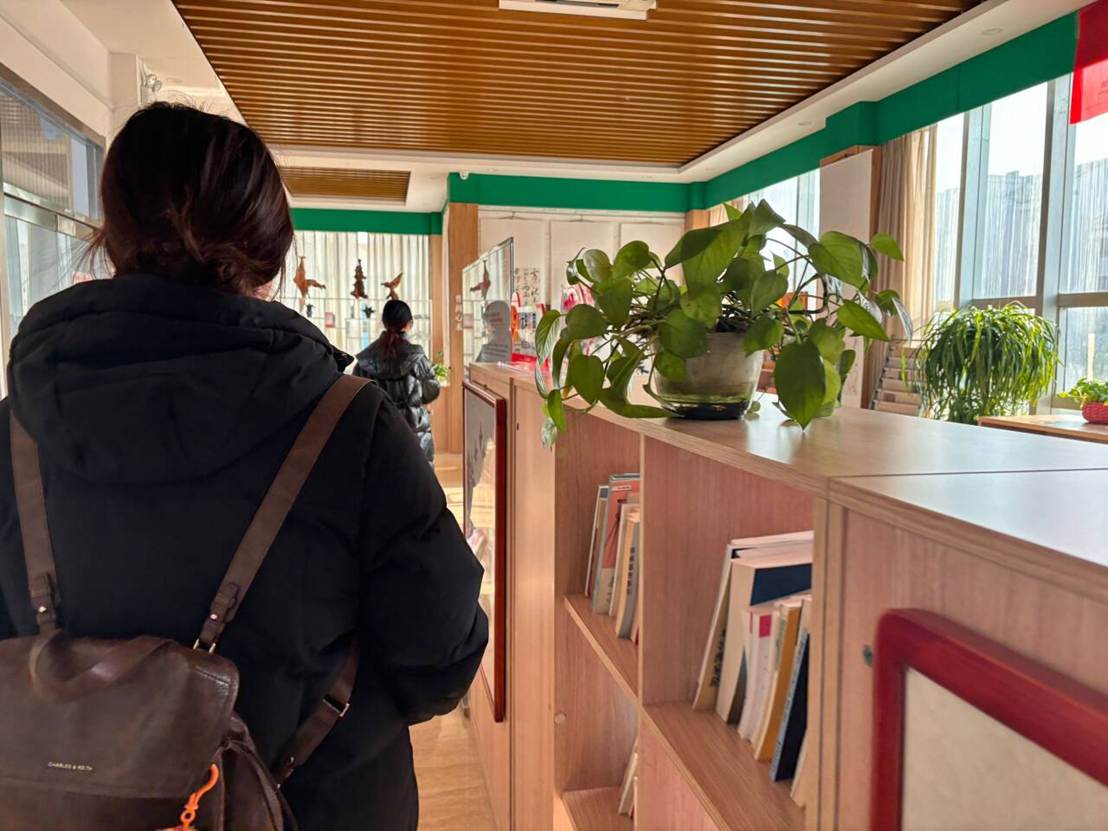 图片包含 人, 窗户, 室内, 女人 AI 生成的内容可能不正确。