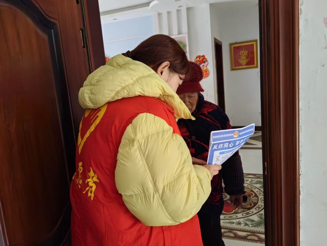 人站在门前 AI 生成的内容可能不正确。