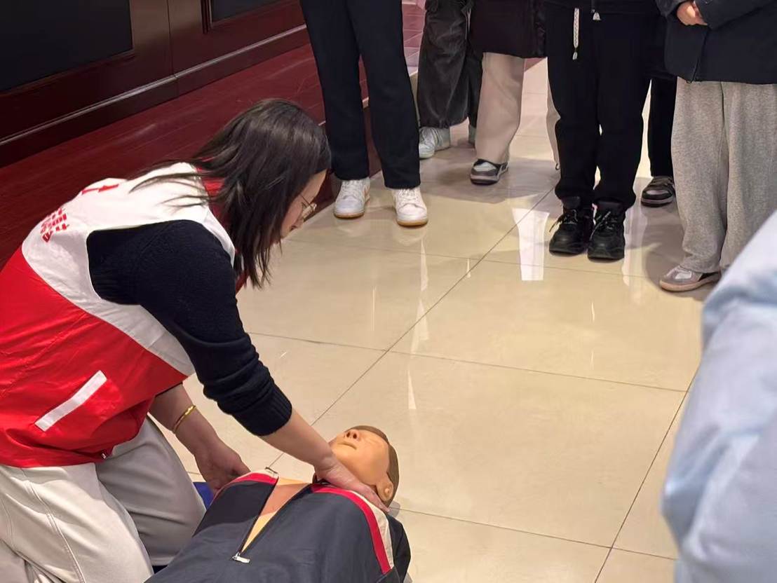 一群穿着黑色衣服的人 AI 生成的内容可能不正确。